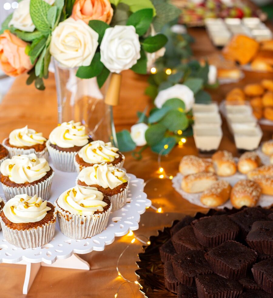 Mesa de postres y bocados de buffet