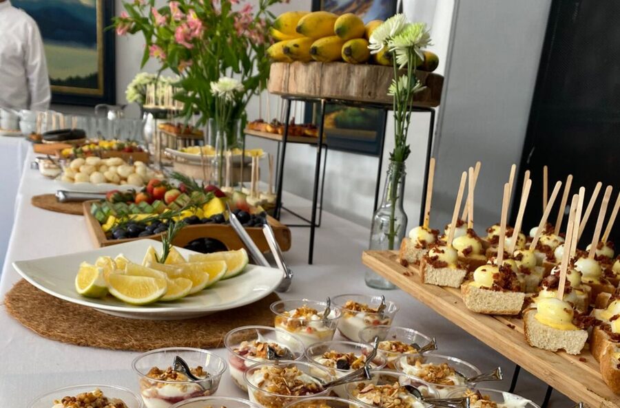 Mesa de pasabocas y postres con flores