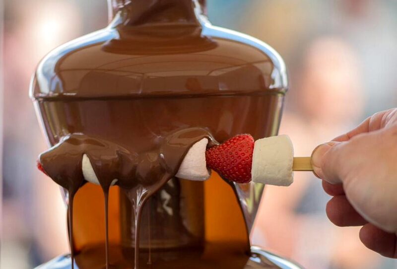 Fuente de chocolate con frutas