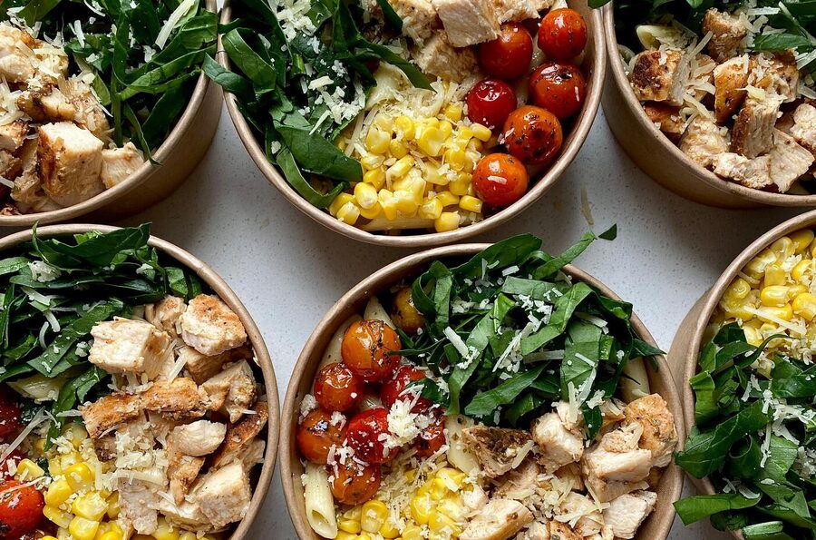 Bowls de ensalada con pollo, maíz y tomate