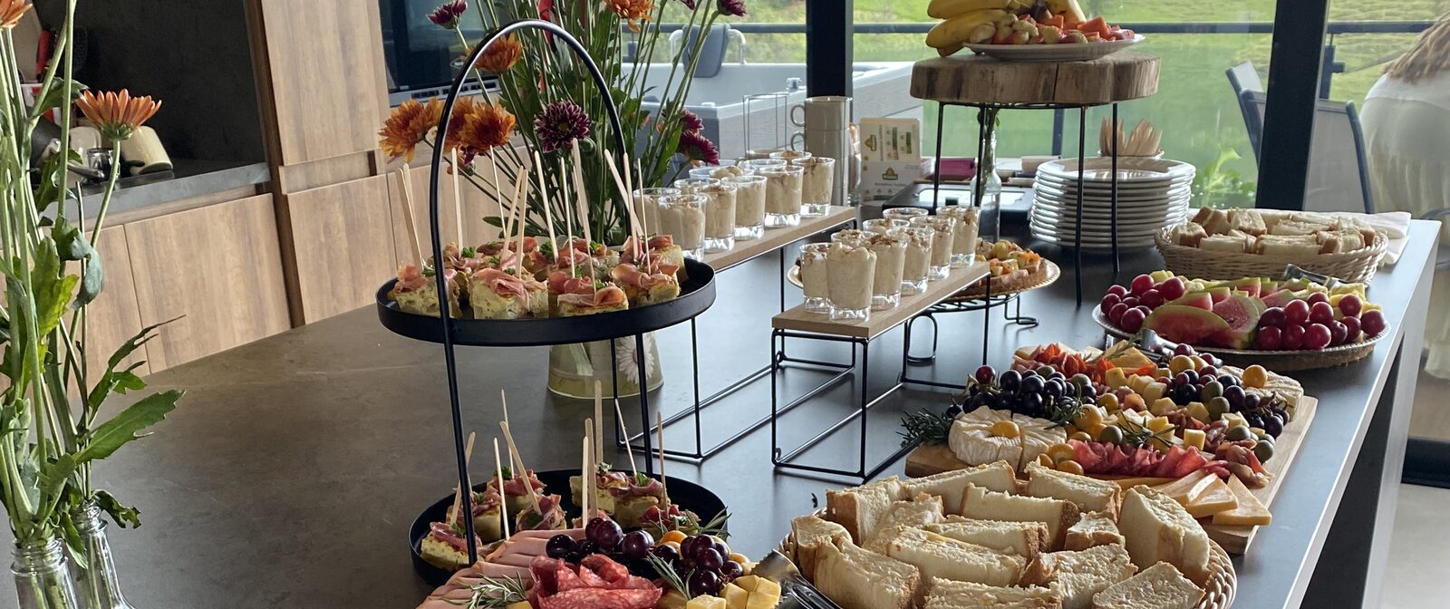 Mesa de buffet montada junto a un ventanal