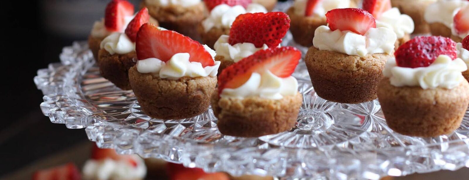 Mini postres con fresa sobre base de cristal