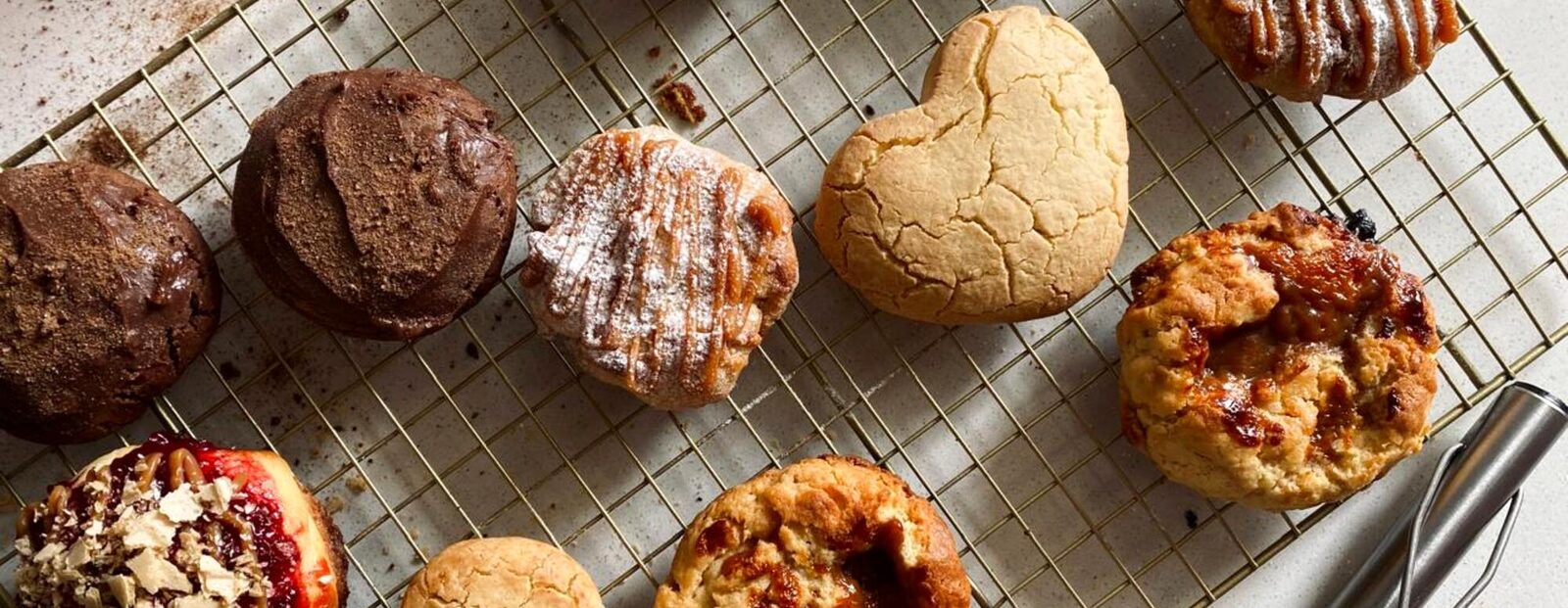 Galletas artesanales recién horneadas sobre rejilla