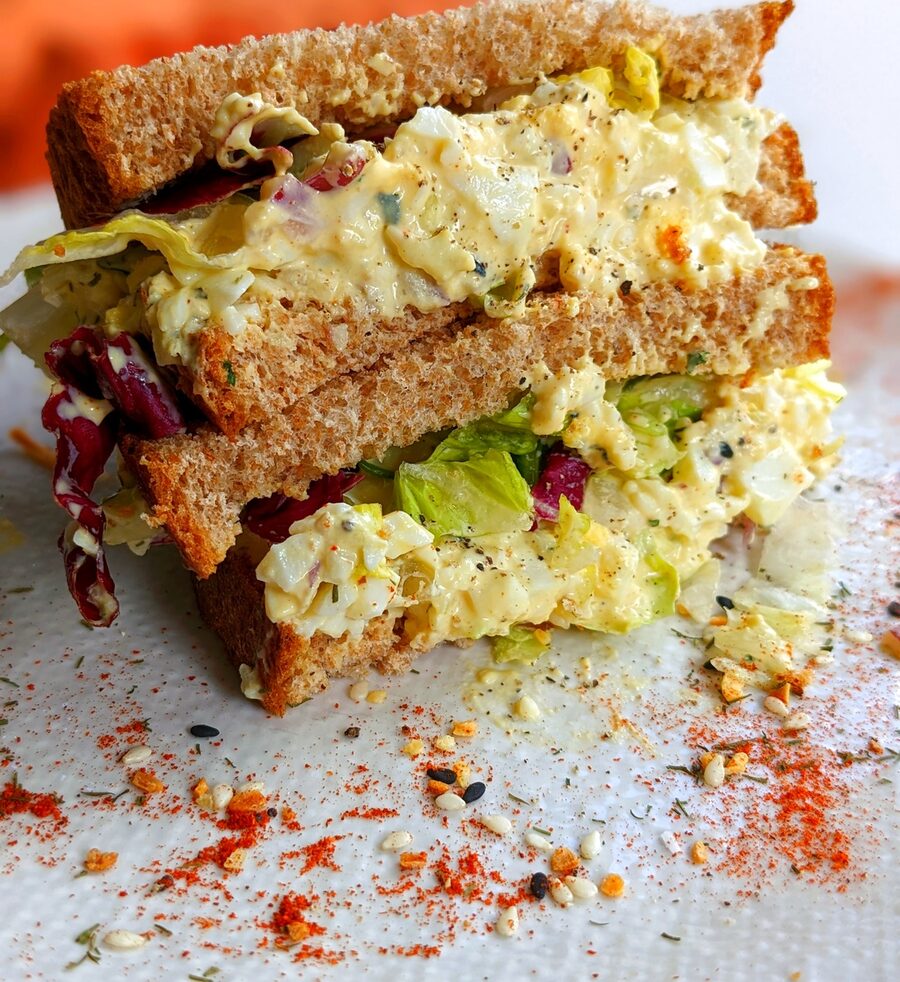 Sándwich de pan artesanal con huevo